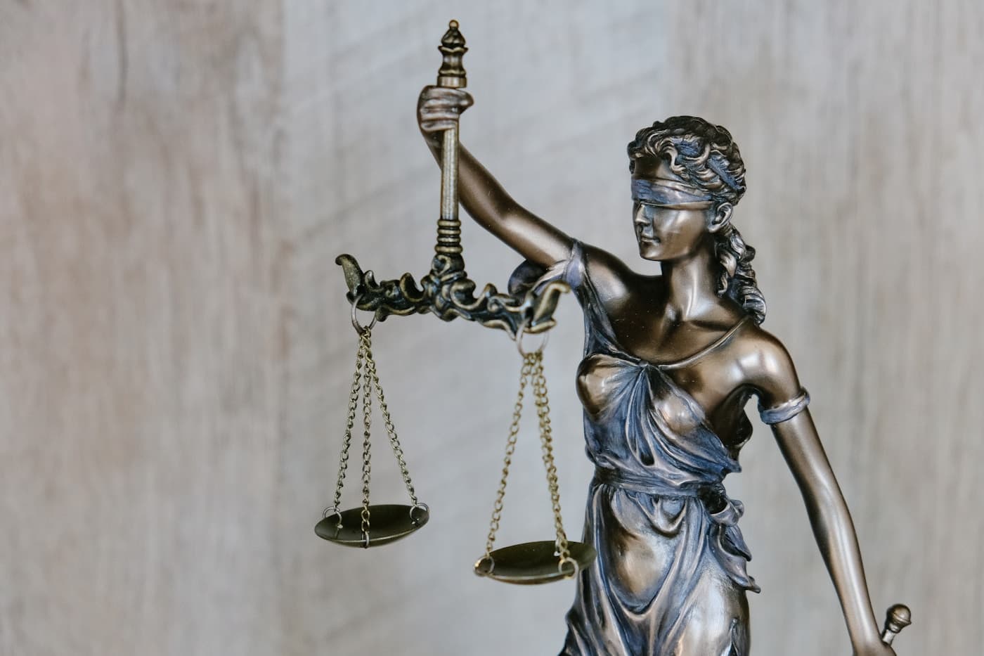 Bronzene Justitia mit Waage als Symbol der Rechtspflege